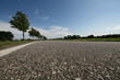 an der Straße kleben