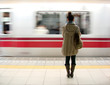 Foto: Femme attendant le métro Femme attendant le métro