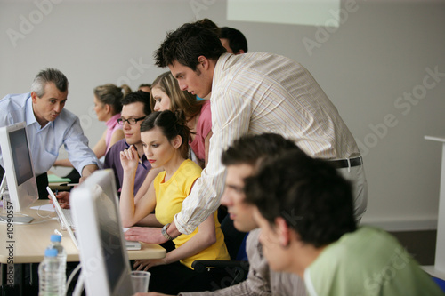 Photo : Jeunes adultes en formation comerciale Jeunes adultes en formation comerciale