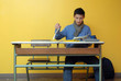 élève à son bureau