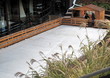 Patinoire blanche avec cabane en bois.