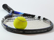 balle de tennis sur une raquette et fond blanc