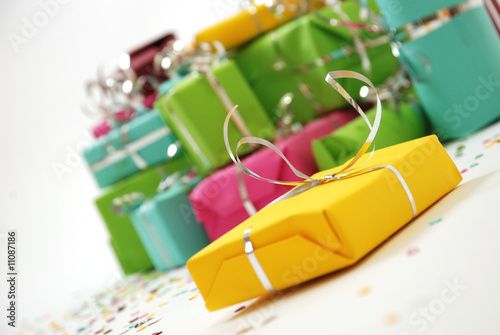 Foto: Cadeau jaune au milieu des autres - noël ou anniversaire Cadeau jaune au milieu des autres - noël ou anniversaire