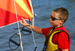 Photo: enfant hissant la voile enfant hissant la voile