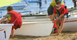 Photo: enfants rangeant les catamarans enfants rangeant les catamarans
