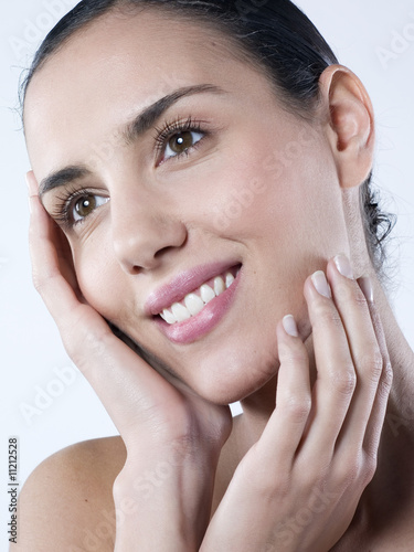 Photo: belle femme souriante en gros plan belle femme souriante en gros plan