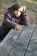 fillette contrariée sur la table de pique-nique