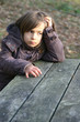 fillette triste sur la table de pique-nique