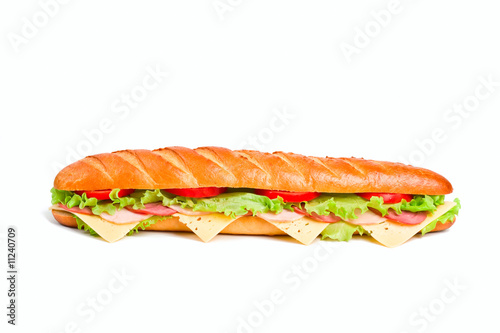 Foto: long sandwich with lettuce, tomatoes, ham, turkey and cheese long sandwich with lettuce, tomatoes, ham, turkey and cheese