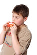 Asthmakranker Junge mit einem Medikamentendiskus