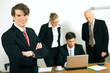 Business Team bei der Arbeit – Mann steht vorn