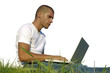 travail sur ordinateur dans l'herbe