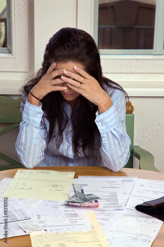 Foto: Woman with unpaid bills Woman with unpaid bills