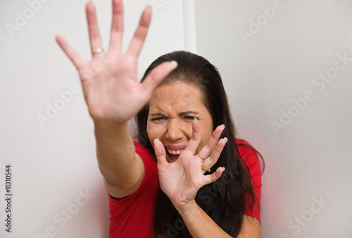 Foto: anxious woman symbol of violence in the family anxious woman symbol of violence in the family