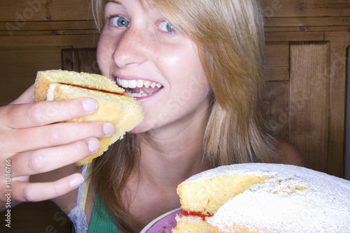 Foto: Close up of girl eating cake Close up of girl eating cake