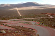 Route serpentant sur la plaine des sables Route serpentant sur la plaine des sables