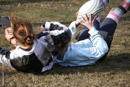 Photo: 2 filles tombent en jouant au rugby 2 filles tombent en jouant au rugby