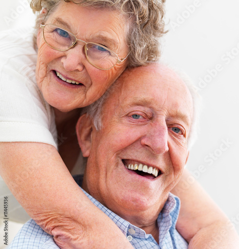 Foto: Closeup portrait of a happy older couple hugging Closeup portrait of a happy older couple hugging