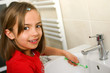 Foto: fillette rinçant sa brosse à dents fillette rinçant sa brosse à dents