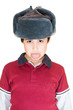 Bambino dispettoso con cappello che fa la linguaccia