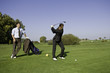 junges Paar im Business-Look beim Golf junges Paar im Business-Look beim Golf