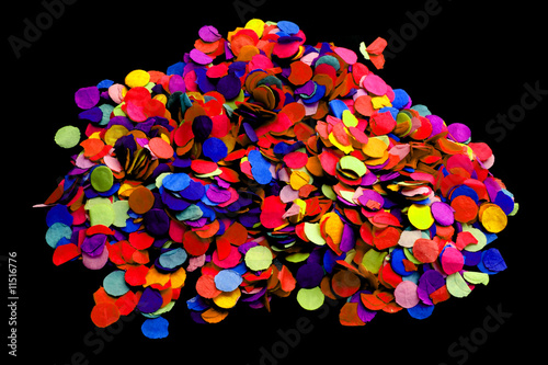 des confettis sur un fond noir