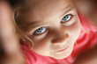 Portrait enfant donnant les mains