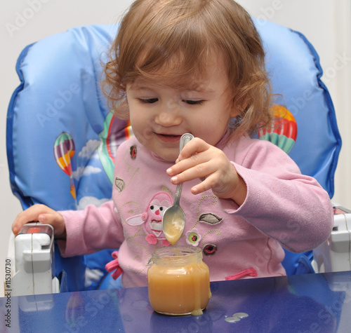 Photo: bimba che mangia da sola bimba che mangia da sola