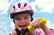 Mädchen mit Helm auf Fahrrad