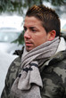 Junger Mann mit Schal und Winterjacke