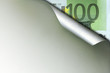 eingerollte papierecke mit 100€ geldschein