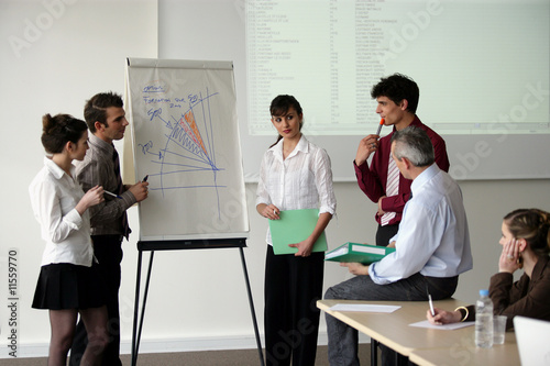 Groupe de jeunes adultes en formation commerciale