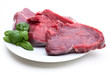 Drei Scheiben Rindfleisch auf Teller mit Garnierung