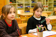fillettes appliquées en classe