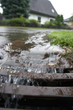 Regenwasser fliesst in Gulli
