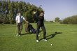 Paar entspannt sich beim Golf nach dem Büro-Alltag