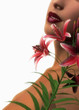 lächende Frau mit Lilien