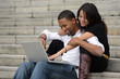 Couple de jeunes avec ordinateur portable Couple de jeunes avec ordinateur portable