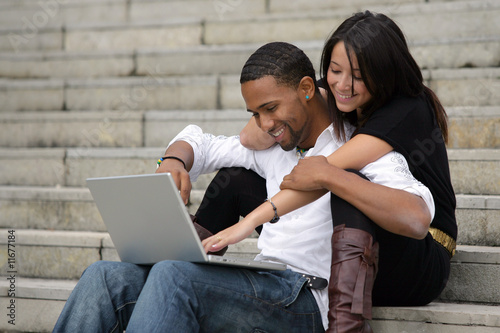 Photo: Couple de jeunes avec ordinateur portable Couple de jeunes avec ordinateur portable