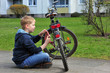 Junge putzt sein Fahrrad