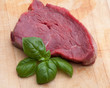 Scheibe rohes Rindfleisch auf Brett
