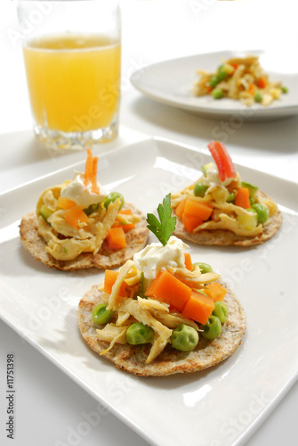 Photo: Tostadas de ensalada de pollo. México Tostadas de ensalada de pollo. México