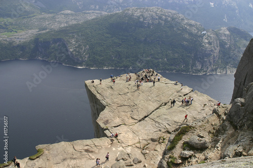 Photo: Blick auf den Preikestolen und den Lysefjorden - Norwegen Blick auf den Preikestolen und den Lysefjorden - Norwegen