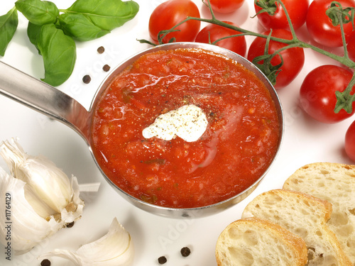 Tomatensauce in der Schöpfkelle Tomatensauce in der Schöpfkelle