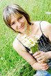 Junge Frau pflückt Blumen