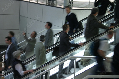 Menschen auf einer Rolltreppe Menschen auf einer Rolltreppe