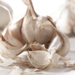 Foto: Knoblauchzehe und Knoblauchknollen Knoblauchzehe und Knoblauchknollen