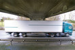 Foto: LKW unter einer Brücke LKW unter einer Brücke