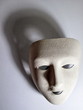 Masque blanc et son ombre.
