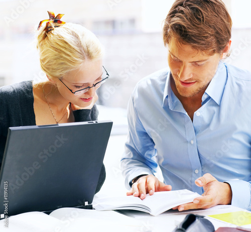 Foto: Business man and woman in a meeting Business man and woman in a meeting